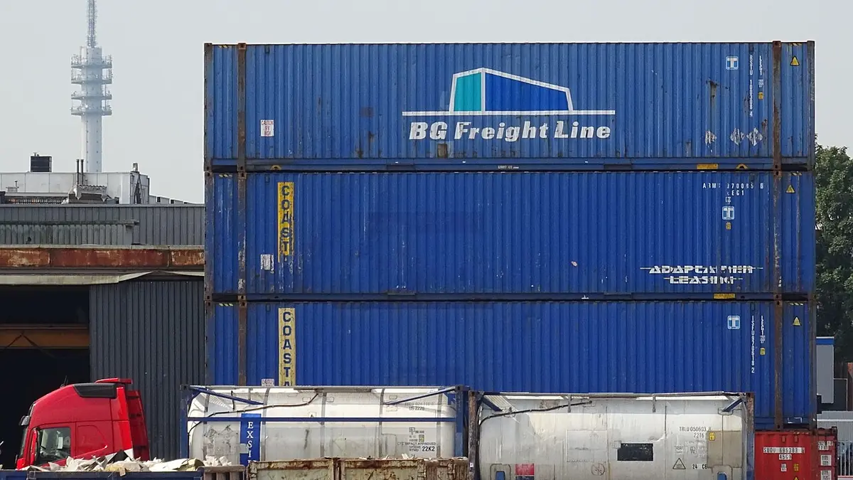 Грузовые контейнеры в порту как образ контейнеров Docker для начинающих